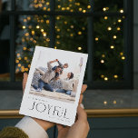 Einfache, moderne und fröhliche Foto Weihnachten<br><div class="desc">Herzlich willkommen in diesem Jahr mit der Weihnachtskarte des modernen Minimal Joyful Family Fotos, die den Augenblick der Freude mit einer nahen Strick-Familie einnimmt. Diese elegante Schwarz-Weiß-Karte ist die perfekte Verkörperung des modernen, minimalistischen Stils, den wir uns wünschen. Saubere Linien in der Typografie und Bearbeitung verleihen sich dem Geist, mehr...</div>