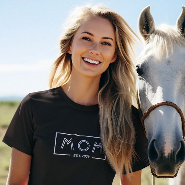 Einfache moderne Weißrahmen-Mama Est. 2024 T-Shirt (Von Creator hochgeladen)