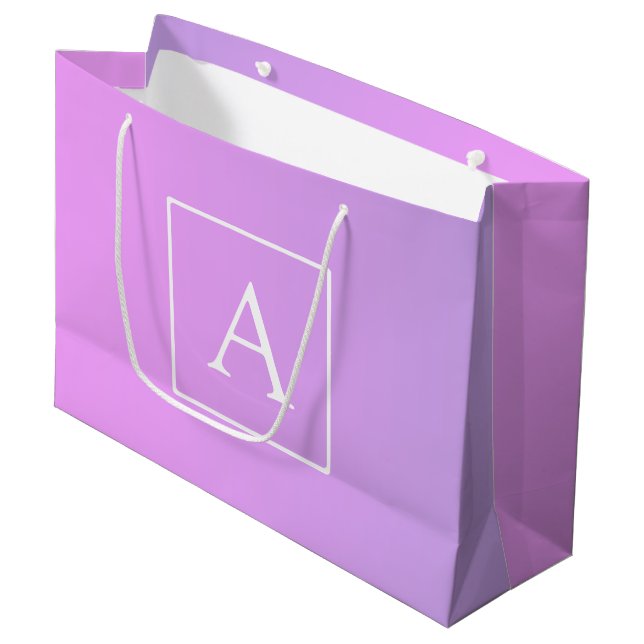 Einfache Monogramm | Subtile Rosa/Lila Ombre Große Geschenktüte (Vorderseite Schrägansicht)