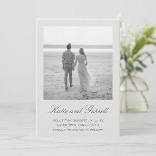 Einfache neutrale, graue Hochzeit des Fotos Save The Date