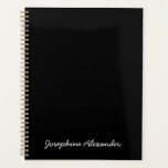 Einfache niedliche schwarze handgeschriebene Bezei Planer<br><div class="desc">Einfach niedliche schwarz-weiße handgeschriebene lässige Skriptnamen,  Text,  Monogramm oder Jahr personalisierter Planer. Benutzerdefinierter weißer Text auf schlichtem schwarzen,  soliden Hintergrund.</div>