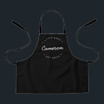 Einfache Personalisierte Bezeichnung Jahr Kleiner  Schürze<br><div class="desc">Personalisieren Sie diese schwarze Schürze mit dem Namen des "kleinen Koch". Moderne Typografie,  weißer Schriftart mit individualisierbarem Text für das etablierte Jahr und den etablierten Namen. Förderung kulinarischer Fähigkeiten in jungen Jahren. Dieses nachdenkliche Geschenk wird der Lebensmittelexperte der Familie in Erinnerung behalten,  wenn sie wachsen.</div>