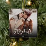 Einfache Pinselstriche Freude bei der Kalligraphie Keramikornament<br><div class="desc">Ein einzigartiges und dennoch elegantes Typografie-Familiendekor, das sich durch die perfekte Erinnerung an den Weihnachtsgeschmack auszeichnet, um den für immer gefangenen Moment behalten. Dieses einzigartige und schicke Ornament hat eine elegante, herausragende Typografie des Familiennamen und des Jahres, die beide durch einen Klick auf den Button ''personalisiert'' angepasst werden können. Mit...</div>