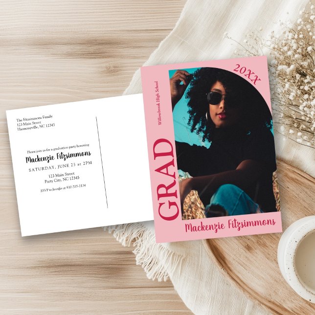 Einfache Preppy Foto Abschluss Einladung Postkarte (Pink and Red Simple Preppy Photo Graduation Invitation Postcard)