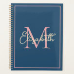 Einfache Preppy Navy Pink und Creme Monogram Planer<br><div class="desc">Dieser einfache und moderne Kalender-Planer verfügt über ein prächtiges Monogramm in reichen Tönen von Mitternachtsblau, Rosa und Creme, die Sie mit Ihrer Wahl des Namens und des Initials personalisieren können.</div>
