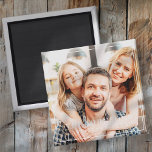 Einfache Rahmen Moderner Chic Familienurlaub Foto Magnet<br><div class="desc">Design besteht aus modernem,  schicken Typografie mit Sans Serif und Serif Schriftart. Fügen Sie ein benutzerdefiniertes Foto der Familie hinzu,  fügen Sie Familiennamen und Jahr hinzu.</div>