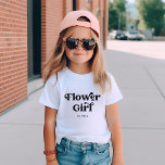 Einfache Retro-Boho-Typografie | Blumenmädchen T-Shirt<br><div class="desc">Dieser trendige,  schlichte T - Shirt mit den Worten "Flower Girl" in Retro-Schwarztypografie,  mit einem Platz für ihren Namen,  und ist das ideale Geschenk für Mitglieder Ihres Brautparty.</div>