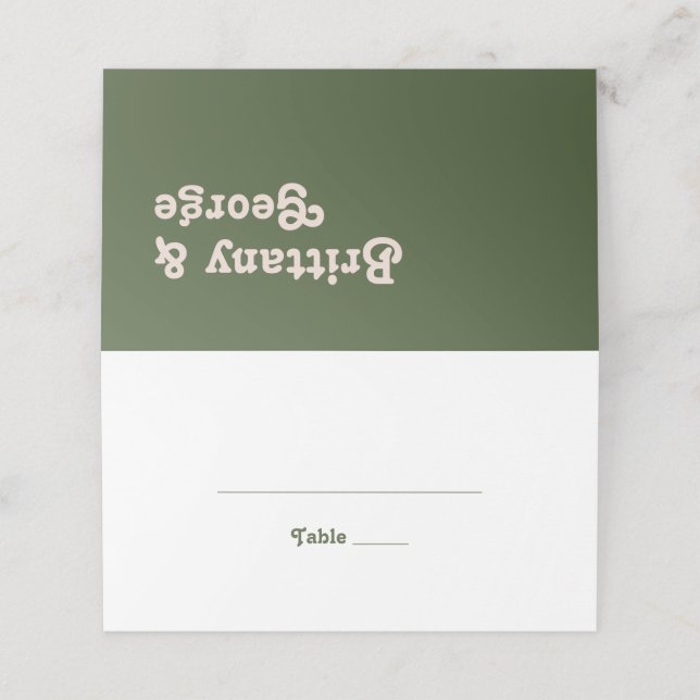 Einfache Retro-Vibes | Olive Green Folded Platzkar Platzkarte (Außenseite Aufgefaltet)
