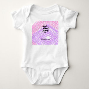 Einfache rosa-glitzer-textur funkeln logo text baby strampler