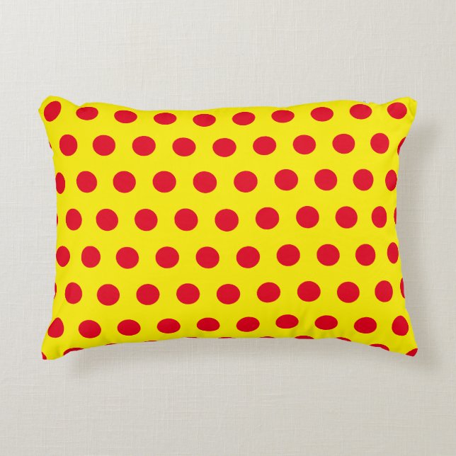 Einfache rote und gelbe Polka-Dot Dekokissen (Vorderseite)