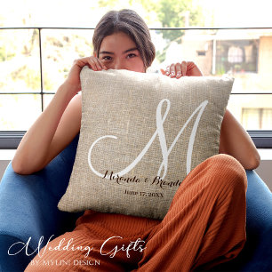 Einfache rustikale beige Jute-Monogramm-Hochzeit Kissen