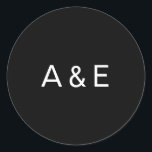 Einfache Schwarz-Ampersand-Monogramm-Hochzeit Runder Aufkleber<br><div class="desc">Einfache,  aber elegante Hochzeitsaufkleber mit zwei ersten Monogramm mit einem Ampersand in der Mitte,  in einem weißen Sans Serif Schriftart,  über einem schwarzen Hintergrund. Ein schlichtes und schlichtes Design,  das sich perfekt für einen minimalistischen Stil eignet. Diese schicken und stilvollen Aufkleber machen großartige Umschlag Aufkleber.</div>