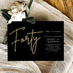 Einfache Schwarz/Gold Glitzer 40. Geburtstag Einladung<br><div class="desc">Einfache Black and Gold Glitzer 40. Geburtstag Einladung bietet ein zeitgemäßes, schlichtes Design mit einer eleganten Imitat Goldfolie "40" in handgeschriebener Schrift. Vor einem schwarzen Hintergrund strahlt es ein Gefühl von Modernität und Eleganz aus. Diese Einladung ist die perfekte Wahl für Damen und Herren, die diesen wichtigen Meilenstein für Erwachsene...</div>