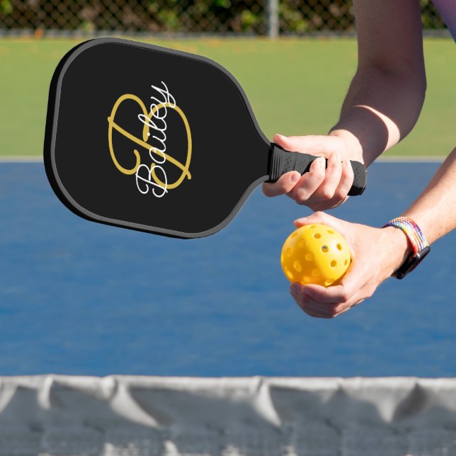 Einfache Schwarz-Gold-Retro-Script-Monogramm Pickleball Schläger (InSitu)