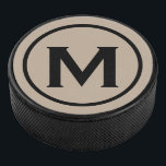 Einfache Schwarz-Monogramm-Initial Eishockey Puck<br><div class="desc">Die minimale mit Monogramm Gestaltung ist mit einem Schwarz-Beige-Monogramm-Medaillon in einer weißen klassischen Blocktypografie gestaltet. Personalisieren Sie mit Ihrem ersten.</div>