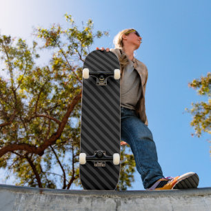 Einfache schwarz-schwarz-schmale Diagonalstreifen Skateboard