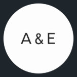 Einfache Schwarz-Weiß-Ampersand-Monogramm-Hochzeit Runder Aufkleber<br><div class="desc">Einfache,  aber elegante Hochzeitsaufkleber mit zwei ersten Monogramm mit einem Ampersand in der Mitte,  in einem schwarzen Sans Serif Schriftart,  über einem weißen Hintergrund. Ein schlichtes und schlichtes Design,  das sich perfekt für einen minimalistischen Stil eignet. Diese schicken und stilvollen Aufkleber machen großartige Umschlag Aufkleber.</div>