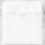 Einfache Schwarz-Weiß-Hochzeit Runder Aufkleber<br><div class="desc">Moderne Hochzeitsaufkleber mit einem einfachen Design mit klassischer Serif und eleganten Script-Schriftart. Das Design beinhaltet "Liebe und Dank" und Ihre Namen und Hochzeitstag.</div>