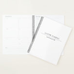 Einfache Schwarz-Weiß-Minimal-Moderne Planer<br><div class="desc">Moderner Businessplaner mit einem einfachen und minimalen Schwarz-Weiß-Design mit Ihrem Namen in einem klassischen Serfi-Schriftart zusammen mit Ihrem Titel. Dieser berufliche Planer ist vielseitig für jede Art von Geschäft.</div>