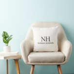 Einfache Schwarz-Weiß-Monogramm modern Kissen<br><div class="desc">Modernes Handkissen mit einem schlichten und minimalen Schwarz-Weiß-Design mit Ihrem Monogramm in einem kühlen Schriftart zusammen mit Ihrem Namen.</div>