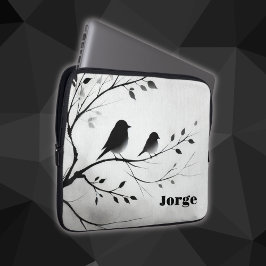 Einfache Schwarz-Weiß-Vögel, die in Bäumen herumbl Laptopschutzhülle