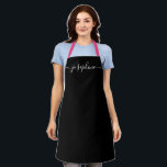 Einfache Schwarz-weiße Chic Elegant Name Script Schürze<br><div class="desc">Sie Liebe eine personalisierte Schürze,  während sie diese Goodies backt,  köstliche Geschirr kocht oder mit ihren Pflanze arbeitet. Ein perfektes Geschenk,  um ihre Talente zu fördern. Schwarzes Skript für den Namen mit langen Schwanz-Verzierungen auf schwarz.</div>