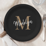 Einfache Schwarze Gold Monogram Feminine Script Na Pappteller<br><div class="desc">Einfache Schwarz Gold Monogram Feminine Script Name Paper Plate. Diese moderne,  elegante Papiertafel wird einfach mit Ihrem individuellen Monogramm und Namen personalisiert.</div>