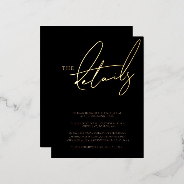 Einfache schwarze Goldtypografie Hochzeitsdetails  Folie Einladungspostkarte (Vorderseite/Rückseite)