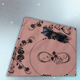 Einfache schwarze Herzen, Blüte, Unendlichkeit auf Strandtuch