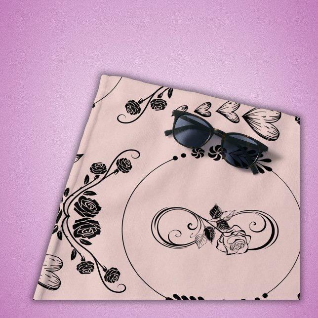 Einfache schwarze Herzen, Blüte, Unendlichkeit auf Strandtuch (Von Creator hochgeladen)