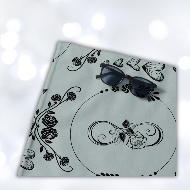 Einfache schwarze Herzen, Blüte, Unendlichkeit auf Strandtuch (Von Creator hochgeladen)