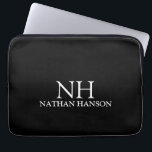 Einfache Schwarze Monogramm modern Laptopschutzhülle<br><div class="desc">Moderner Laptop-Ärmel mit einem einfachen und minimalen schwarzen Design mit Ihrem Monogramm in einem fett gedruckten Schriftart zusammen mit Ihrem Namen.</div>