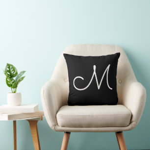 Einfache schwarzweiße Monogramm M Anfangsbuchstabe Kissen