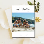 Einfache Script Beach Weihnachts-Fotokarte Feiertagskarte<br><div class="desc">Teilen Sie die Wärme der Küste in dieser Ferienzeit mit einer herzlichen Weihnachtskarte am Strand. Dieses elegante Design ist ideal für Familien,  die Seemöglichkeiten schätzen,  und bietet eine Touch von Meeresruhe und modernem Drehbuch,  um die Freude eines tropisch inspirierten Weihnachtsgrüßens zu erfassen.</div>