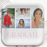 Einfache Script Multi Foto Grad Graduierungspartei Pappteller<br><div class="desc">Simple Script Multi Foto Grad Graduation Party Paper Tellers Tableware verfügt über vier Ihrer Lieblings-Fotos Ihrer Uni oder High School Absolventen auf der Vorderseite mit dem eleganten modernen rosa kalligraphischen Skript "Graduate" Overlay. Personalisieren mit Namen,  Klasse und Schule oder Uni. Einfach,  stilvoll und elegant. Erstellt von ©Evco Studio www.zazzle.com/store/evcostudio</div>