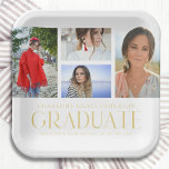 Einfache Script Multi Foto Grad Graduierungspartei Pappteller<br><div class="desc">Simple Script Multi Foto Grad Graduation Party Paper Tellers Tableware verfügt über vier Ihrer Lieblings-Fotos Ihrer Uni oder High School Absolventen auf der Vorderseite mit dem eleganten modernen Gold-Kalligraphie-Skript "Graduate" Overlay. Personalisieren mit Namen,  Klasse und Schule oder Uni. Einfach,  stilvoll und elegant. Erstellt von ©Evco Studio www.zazzle.com/store/evcostudio</div>