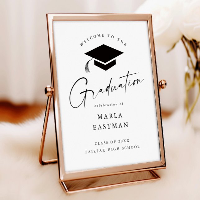 Einfache Script Schwarz & Weiß Abschluss Willkomme Poster (Modern script black and white graduation welcome poster print.)