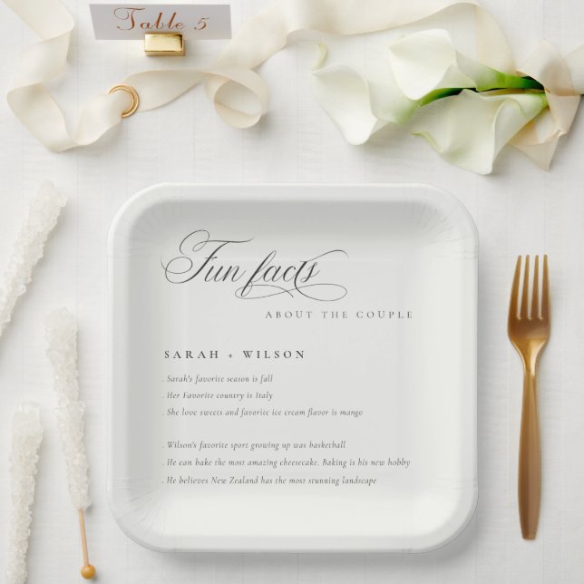 Einfache Script-Schwarz-weiße Hochzeitsspass-Fakte Pappteller (Hochzeit)