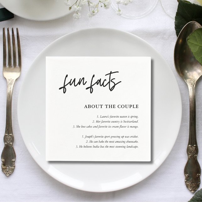 Einfache Script-Schwarz-weiße Hochzeitsspass-Fakte Serviette (Simple script black and white fun facts napkins add charm and spark guest conversations)