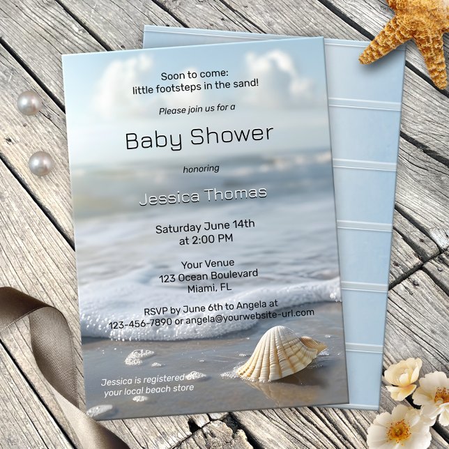 Einfache Seashell Beach Baby Dusche Einladung (A simple and elegant beach baby shower invitation featuring a shell with waves rolling on the sand)