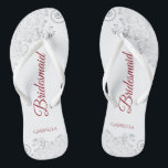 Einfache Silver Lace & Red Script Brautmädchen Hoc Flip Flops<br><div class="desc">Diese eleganten Hochzeitskippen sind eine großartige Möglichkeit, um Ihren Brautmädchen zu danken und sie zu erkennen und ihnen nach einem langen Tag eine Erholung zu geben. Das schöne Design zeichnet sich durch ein elegantes Design mit silber-grauen Spitzen-Frills auf weißem Hintergrund und extravaganter, grimsonniger Schrift-Schrift aus. Der Test liest Bridesmaid mit...</div>