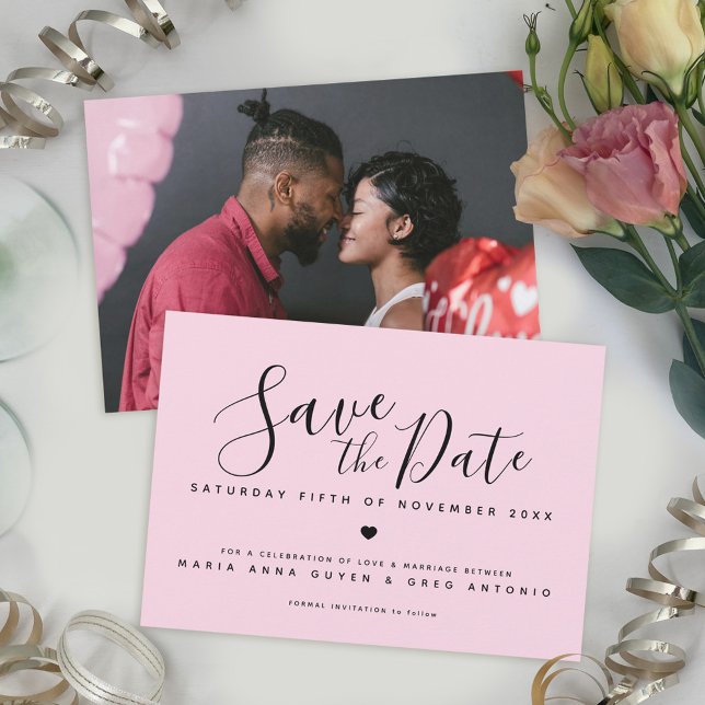 Einfache Skriptherz schwarz auf rosa Foto Hochzeit Save The Date (Von Creator hochgeladen)