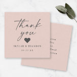 Einfache Solid Color Light Pink Hochzeit Vielen Da Mitteilungskarte<br><div class="desc">Einfache Minimalistische Solid Color Light Pink Hochzeit Dankeschön Karten. Diese moderne Hochzeit oder jedes Ereignis Dankeschön Card Design ist einfach und minimal mit einem Schlichten Solid Color Background und trendigen Signatur-Kalligraphie-Skript-Schriftart. Fügen Sie den benutzerdefinierten Text auf der Rückseite hinzu. Die neue Farbpalette für Hochzeiten. Die Chic Minimal Wedding Kollektion wird...</div>