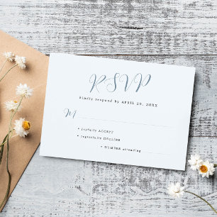 Einfache staubblaue moderne Schrift Hochzeit RSVP Karte