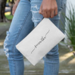 Einfache Swash-Signatur Zubehörtasche<br><div class="desc">Erstellen Sie Ihre eigene personalisierte oder monogrammatikalische Drucktasche und nähen Sie die Schminktasche für Ihre Brautmädchen. Passen Sie die Farbe oder Größe des modernen minimalistischen Swash handgeschriebenen Kalligraphieskriptstils und Größe je nach Bedarf an. Ändern Sie die Hintergrundfarbe oder Textfarben,  um Ihre Hochzeitspalette zu ergänzen.</div>