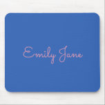 Einfache Typografie in Rosa und Blau Personalisier Mousepad<br><div class="desc">Ein niedliches,  modernes,  einfaches Design Ihres Namens in einem lustigen Typografie-Stil in Jahrtausendrosa auf kobaltblauen Hintergrund.</div>