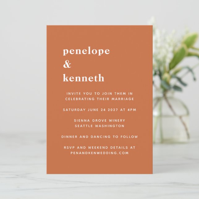 Einfache Typografie Moderne Burnt Orange Hochzeit Einladung (Stehend Vorderseite)