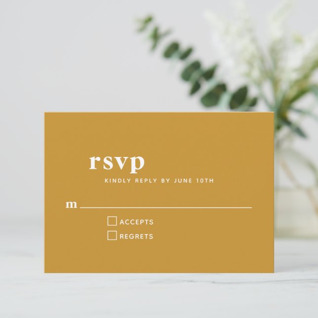 Einfache Typografie Moderne Mustard Yellow Wedding RSVP Karte (Stehend Vorderseite)
