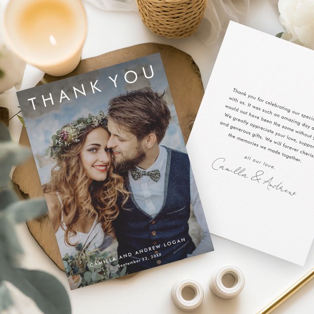 Einfache typografische Hochzeit des modernen Fotos Dankeskarte (A simple, elegant wedding thank you card with modern photo overlay typography.)