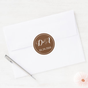 Einfache und elegante Initialen braune Hochzeit Runder Aufkleber